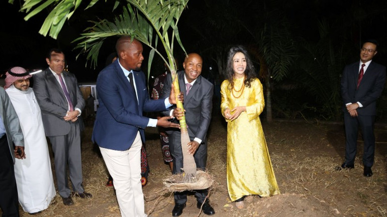 Đại sứ Việt Nam Vũ Thanh Huyền, Thứ trưởng Cosato David Chumi và các quan khách đã tham gia nghi thức trồng cây cau lưu niệm. 2-le-trong-cay-thu-truong-bo-ngoai-giao-dai-su-4204.jpg