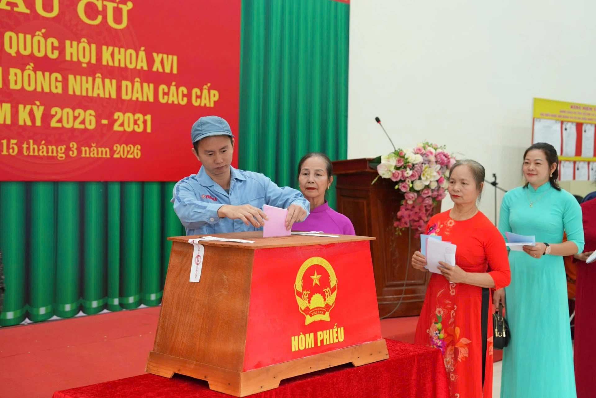 Anh Nguyễn Đức Việt, công nhân Công ty Yamaha Việt Nam, thực hiện quyền bầu cử.