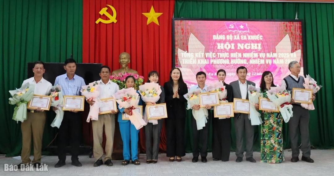 Đảng ủy xã Ea Knuếc đã trao Giấy khen cho các tập thể và cá nhân hoàn thành xuất sắc nhiệm vụ năm 2025.