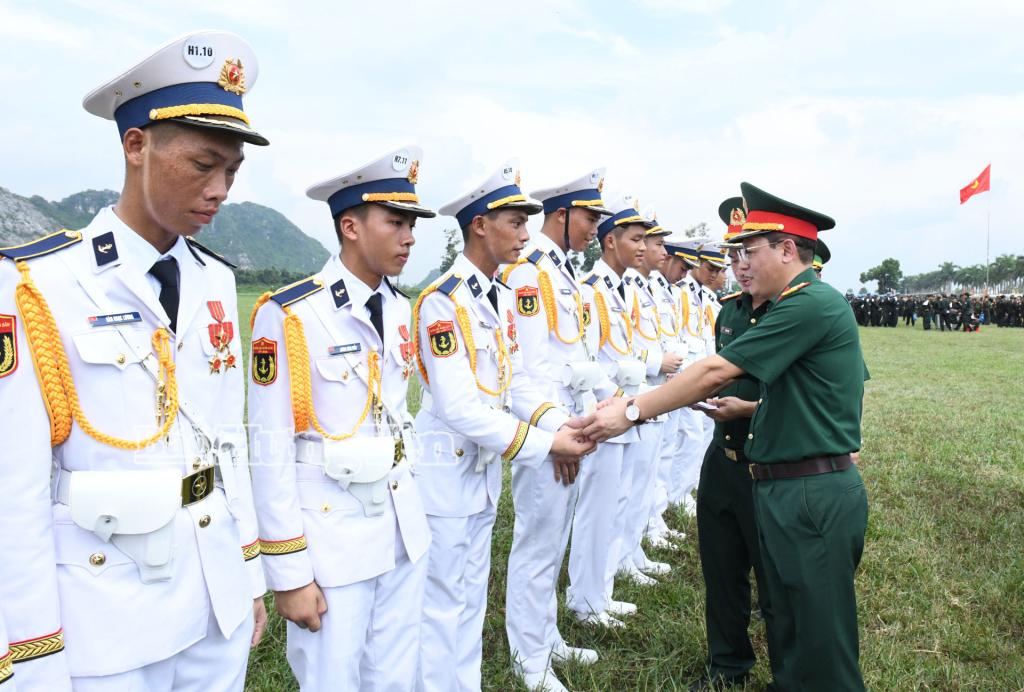 Lãnh đạo Bộ CHQS tỉnh động viên, tặng quà cán bộ, chiến sĩ tỉnh Hưng Yên tham gia thực hiện nhiệm vụ diễu binh, diễu hành.