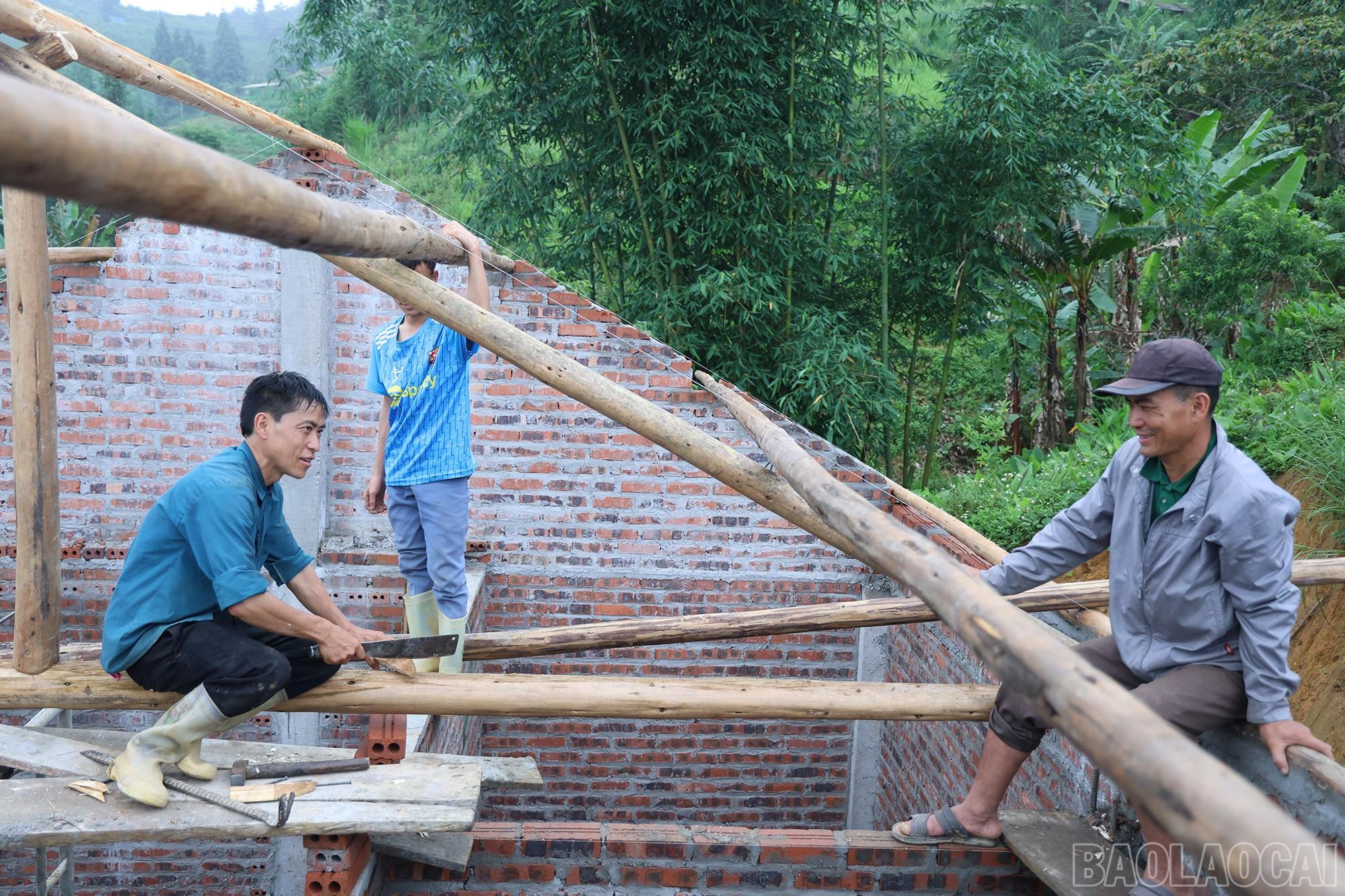 Những căn nhà mới đang dần hoàn thiện trong niềm vui của bà con. baolaocai-br_img-1325.jpg