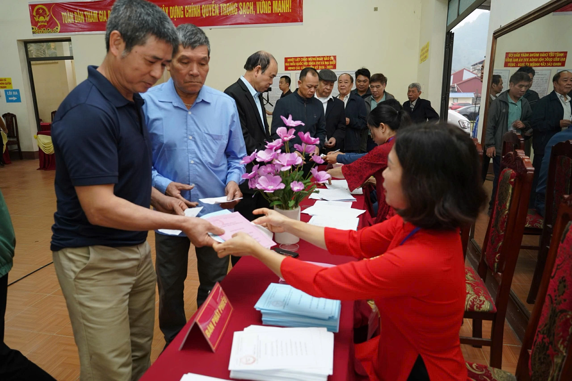 Cử tri nhận phiếu bầu trước khi vào khu vực bầu cử.