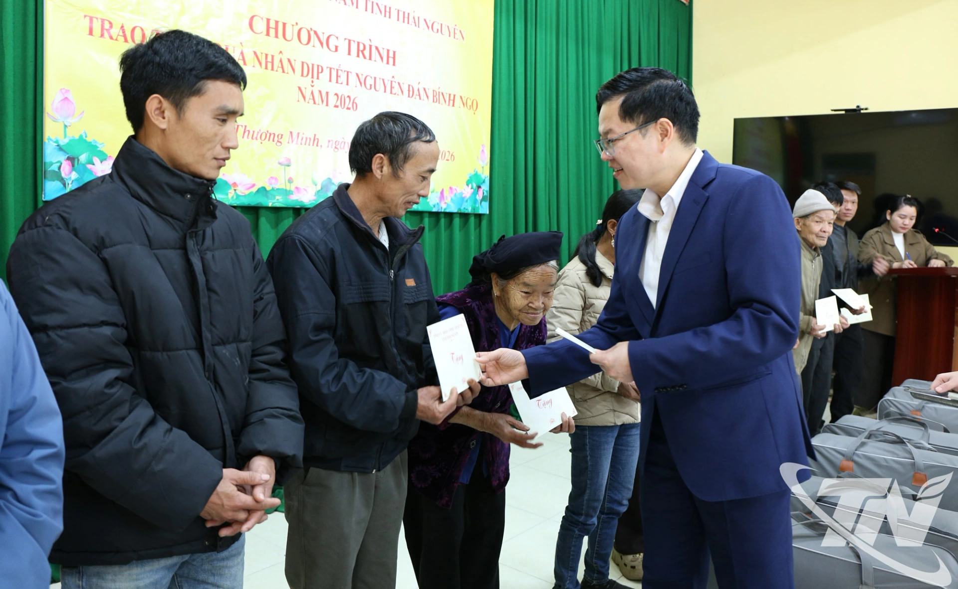 Đồng chí Đinh Quang Tuyên, Phó Bí thư Tỉnh ủy, Chủ tịch Ủy ban MTTQ tỉnh trao quà cho các hộ nghèo, cận nghèo xã Thượng Minh.