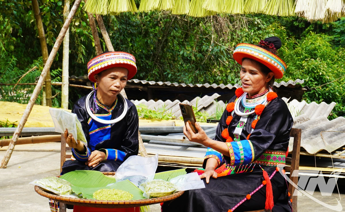 Bà Đặng Thị Thái, ở thôn Thủy Điện (xã Phủ Thông) livestream giới thiệu sản phẩm cốm của gia đình.