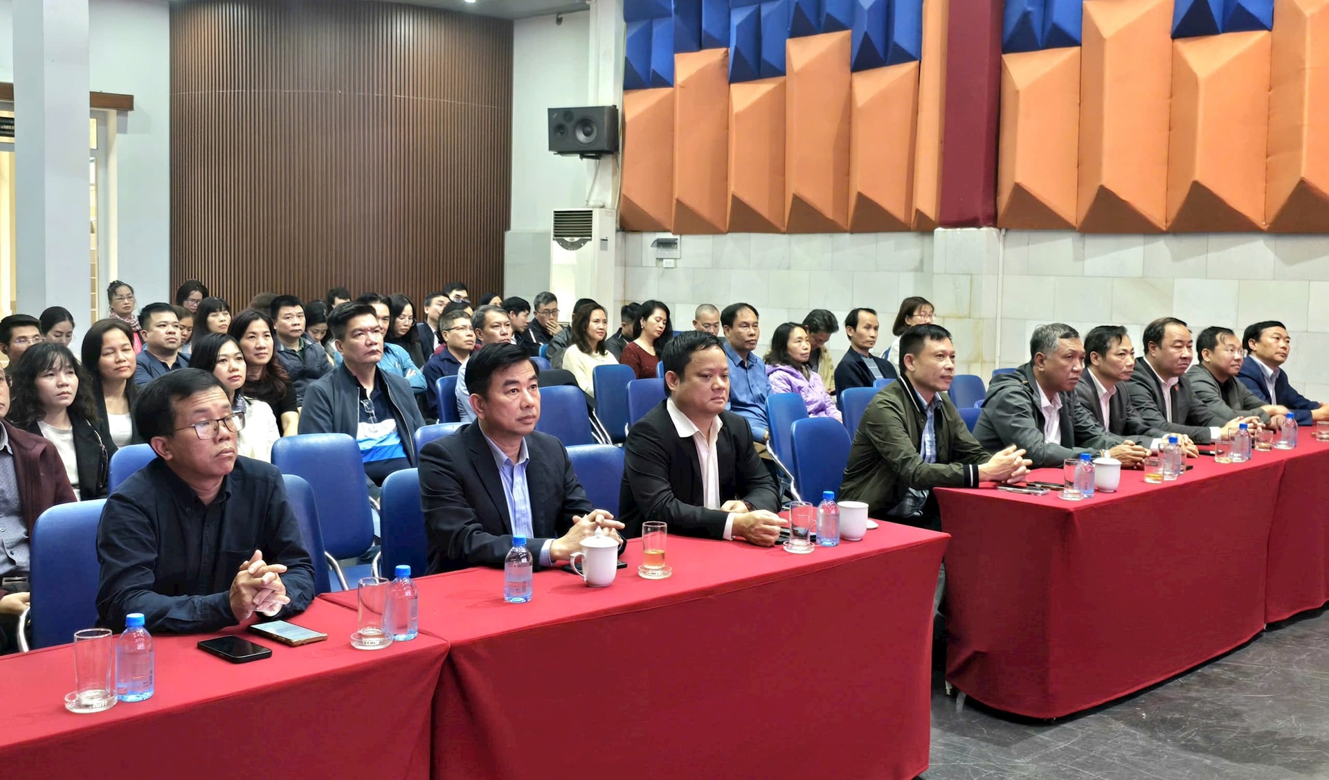 Cán bộ, đảng viên Cơ quan Báo và Phát thanh, Truyền hình Hà Nội tham gia học tập, quán triệt Nghị quyết Đại hội XIV chiều 7-2. Ảnh: P