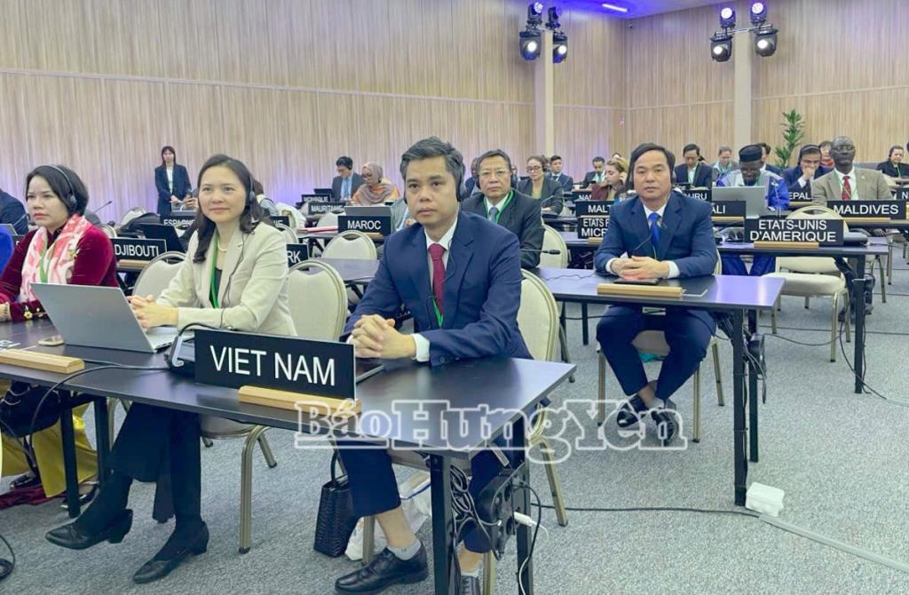 Đồng chí Nguyễn Văn Chiến, Ủy viên Ban Thường vụ, Trưởng ban Tuyên giáo và Dân vận Tỉnh ủy dự hội nghị của UNESCO thông qua Nghị quyết vinh danh và cùng tham gia kỷ niệm 300 năm ngày sinh danh nhân văn hoá Lê Quý Đôn.