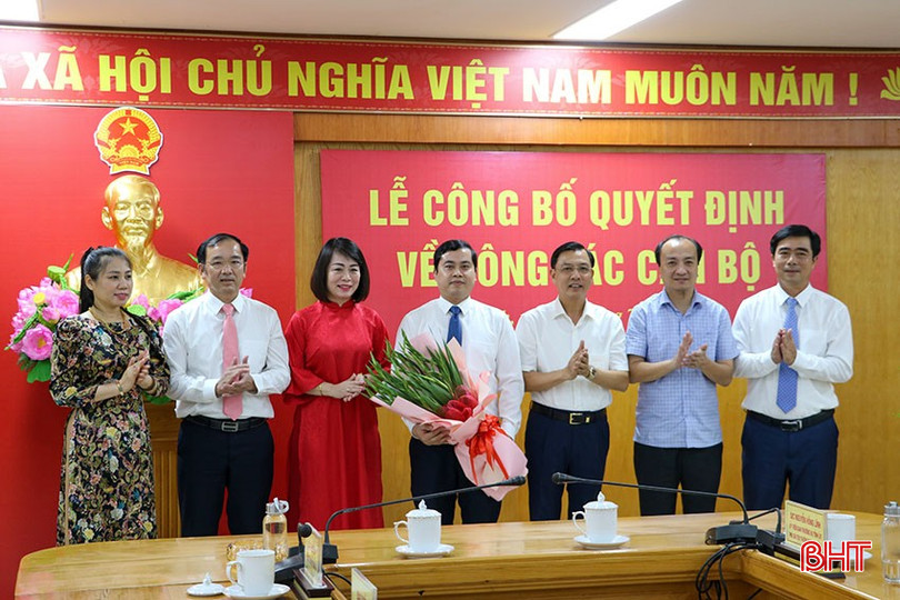 Lãnh đạo Ban Quản lý Khu kinh tế tỉnh, phường Thành Sen và một số đơn vị tặng hoa chúc mừng đồng chí Trần Quốc Đạt. bqbht_br_tang-hoa.jpg