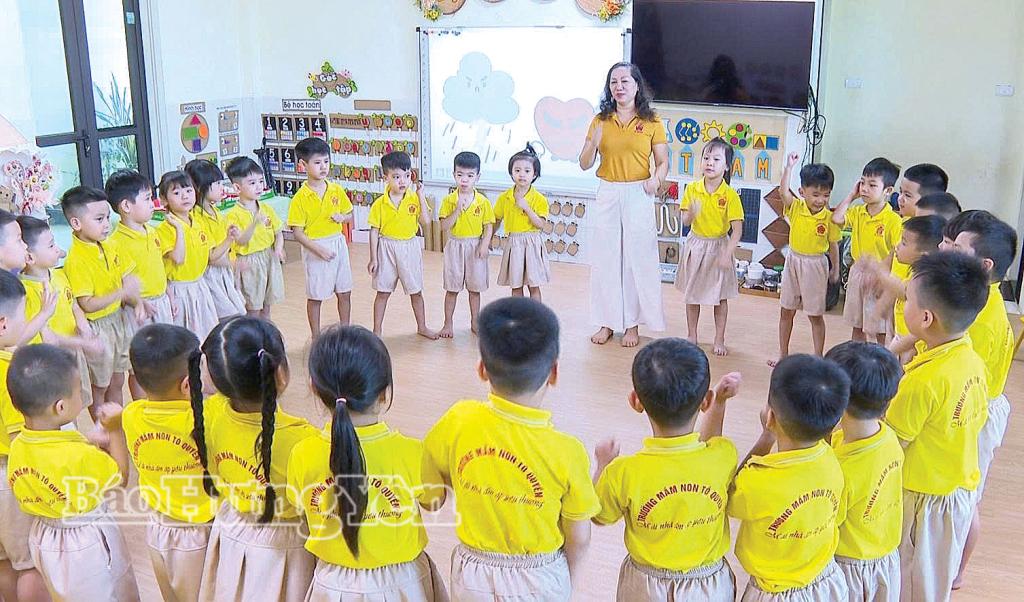 Cô Đỗ Thị Thanh cùng với trẻ em Trường Mầm non Tô Quyền.