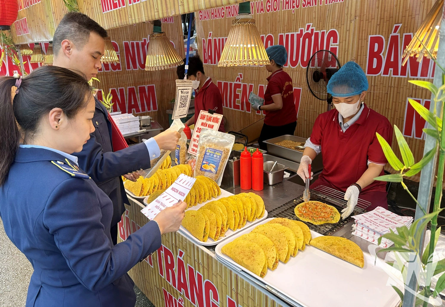 Đội Quản lý thị trường số 2 tăng cường kiểm tra an toàn thực phẩm trong mùa lễ hội xuân