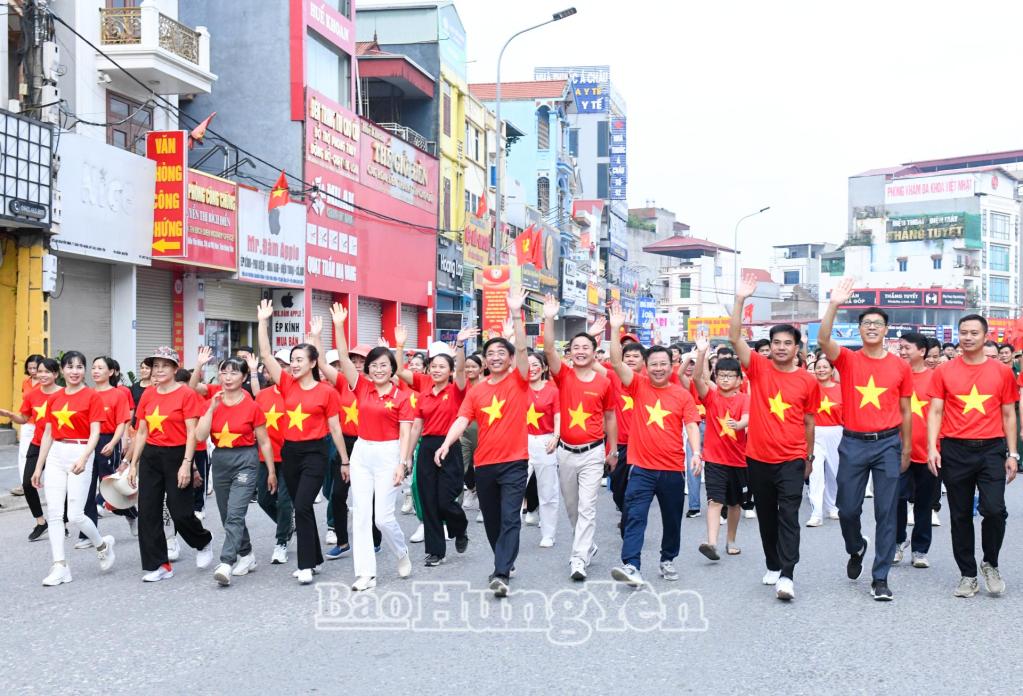 Các đại biểu đi bộ trên trục đường Nguyễn Bình (phường Mỹ Hào) để hưởng ứng thông điệp 