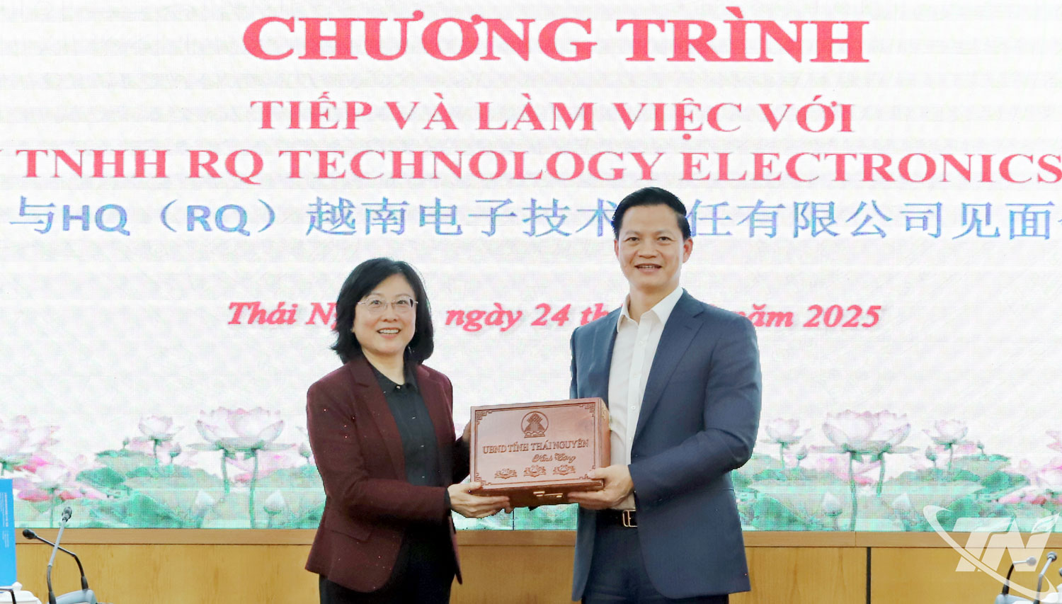 Đồng chí Chủ tịch UBND tỉnh tặng đặc sản trà Thái Nguyên cho đại diện nhà đầu tư