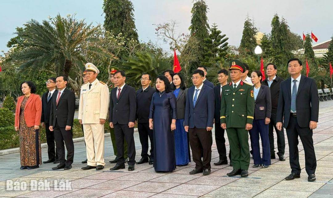 Đại biểu tham dự lễ viếng nghĩa trang.