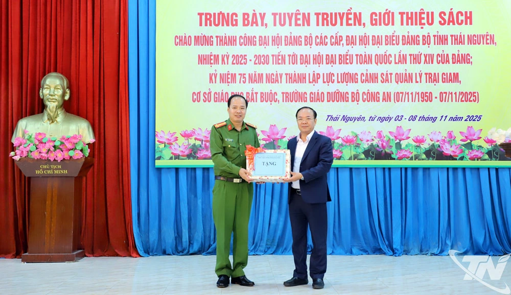 Lãnh đạo Sở Văn hóa, Thể thao và Du lịch trao tặng sách cho Thư viện phạm nhân Trại giam Phú Sơn 4