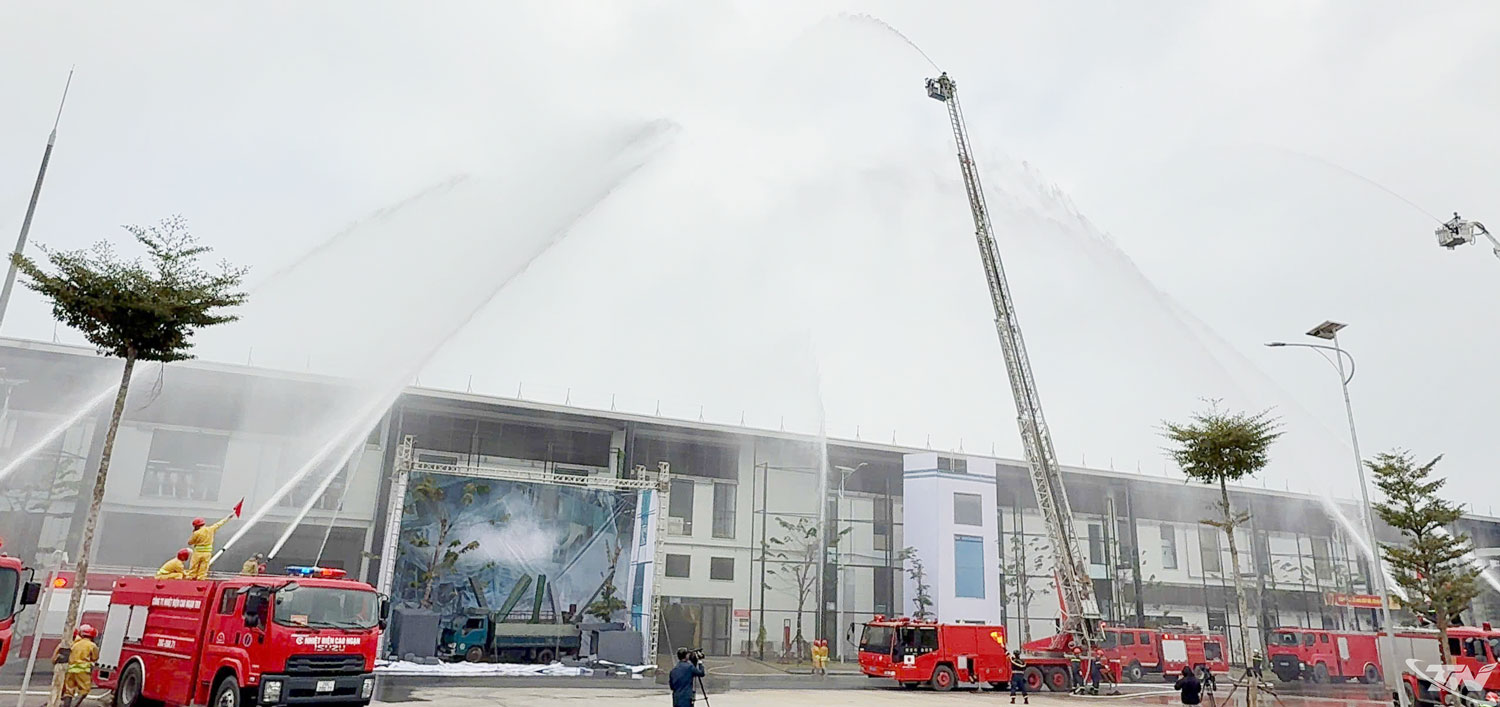 Tổng duyệt phương án tấn công dập tắt đám cháy.