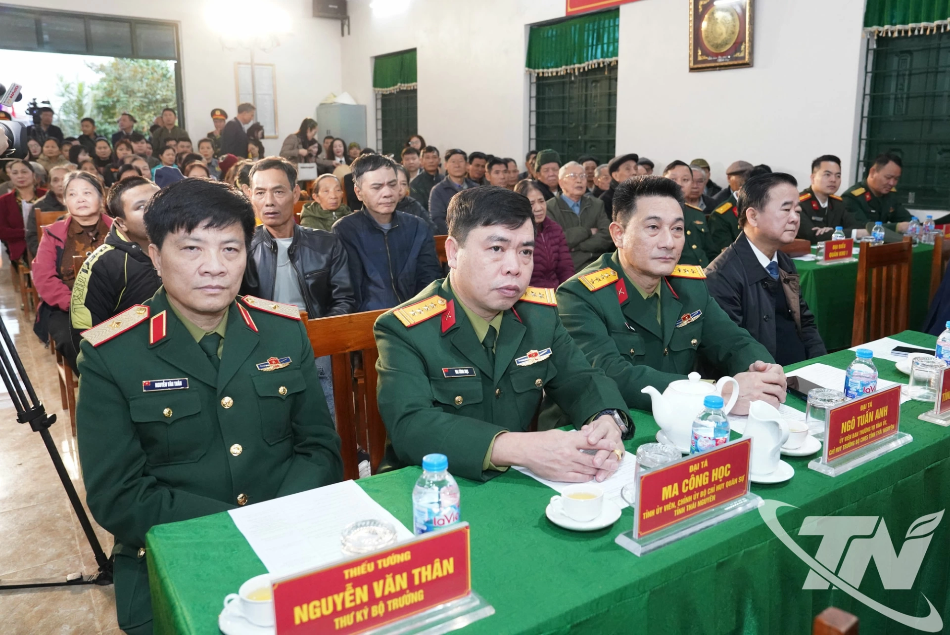 Các đại biểu và cử tri dự Hội nghị.