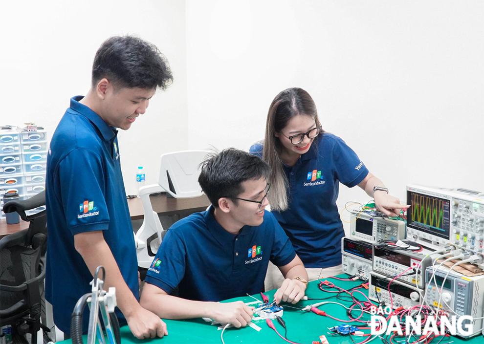 Doanh nghiệp công nghệ thông tin hoạt động tại thành phố Đà Nẵng. Ảnh: TRIỆU TÙNG