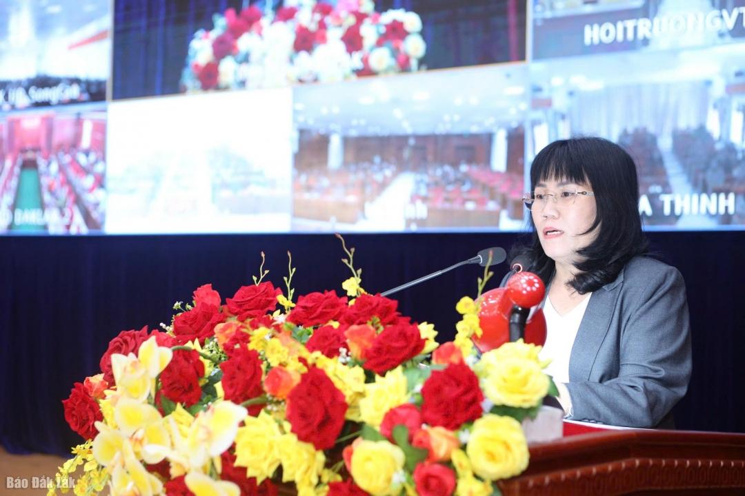 Ủy viên Ban Thường vụ Tỉnh ủy, Phó Chủ tịch Thường trực UBND tỉnh Hồ Thị Nguyên Thảo quán triệt các kết luận, nghị quyết.