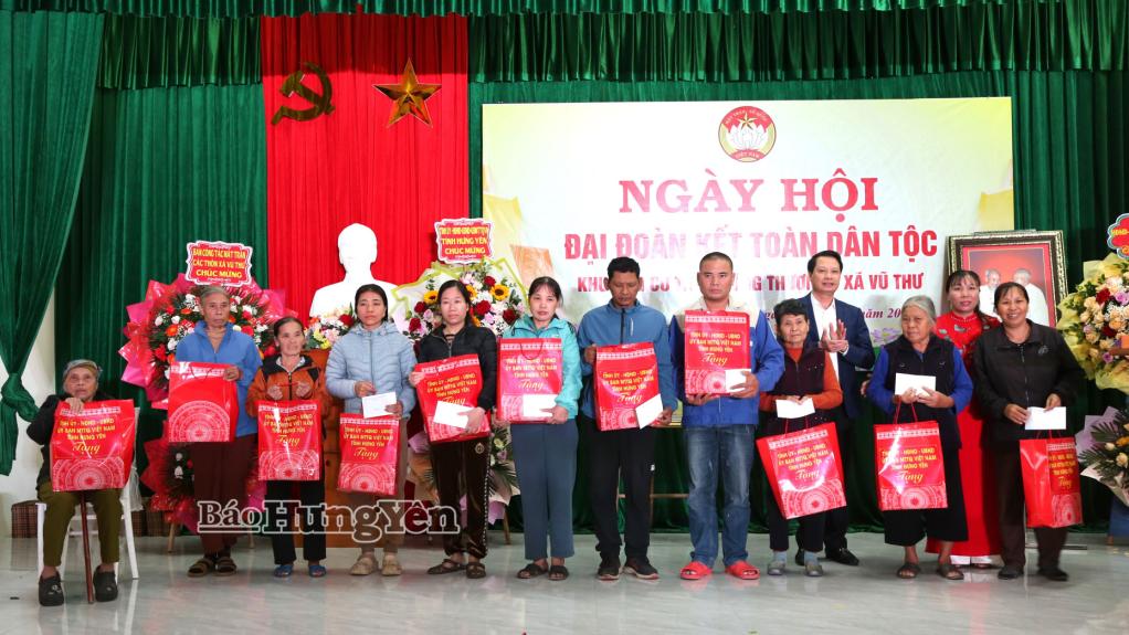 Đồng chí Trưởng ban Nội chính Tỉnh ủy trao quà của Tỉnh ủy, HĐND, UBND, Ủy ban MTTQ Việt Nam tỉnh cho các hộ nghèo, hộ cận nghèo thôn Dũng Thượng, xã Vũ Thư.