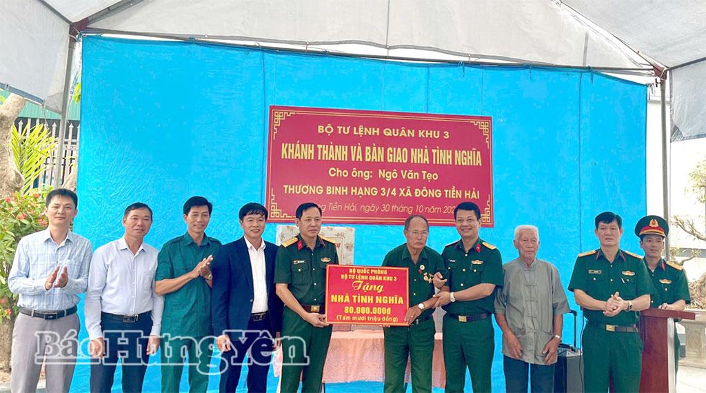 Trao kinh phí hỗ trợ xây dựng nhà ở tặng thương binh Ngô Văn Tẹo ở thôn Hải Nhuận, xã Đông Tiền Hải.