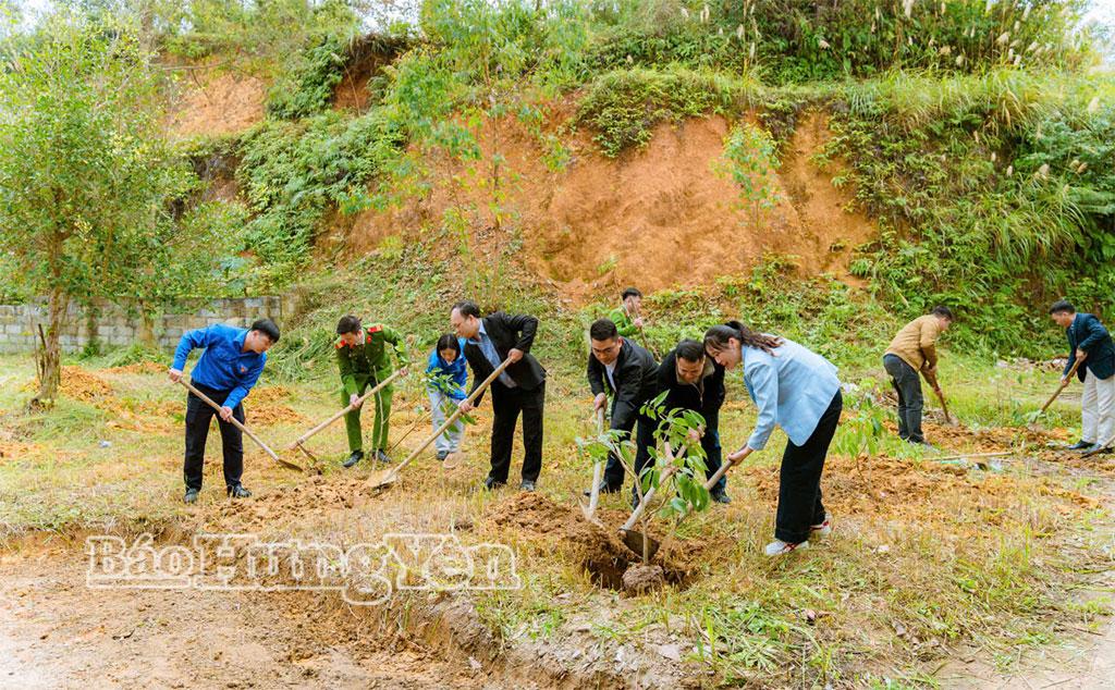 Đoàn xã Đoàn Đào thực hiện công trình “Hàng cây thanh niên” tại Trường THCS Hoàng Văn Thụ, tỉnh Lạng Sơn.