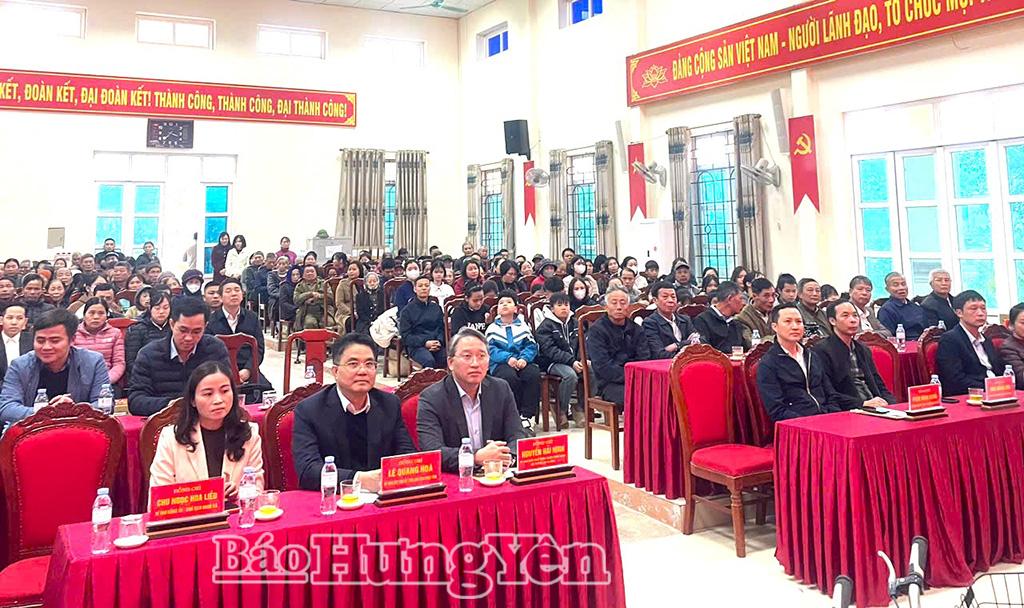 Các đại biểu dự buổi trao tặng quà Tết tại xã Đức Hợp.