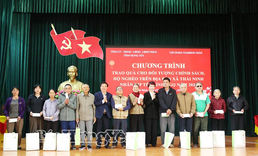 Đồng chí Nguyễn Quang Hưng, Ủy viên Ban Thường vụ Tỉnh ủy, Chủ nhiệm Ủy ban Kiểm tra Tỉnh ủy và đại diện Công ty Cổ phần Tập đoàn ThaiBinh Seed tặng quà Tết gia đình chính sách xã Thái Ninh.
