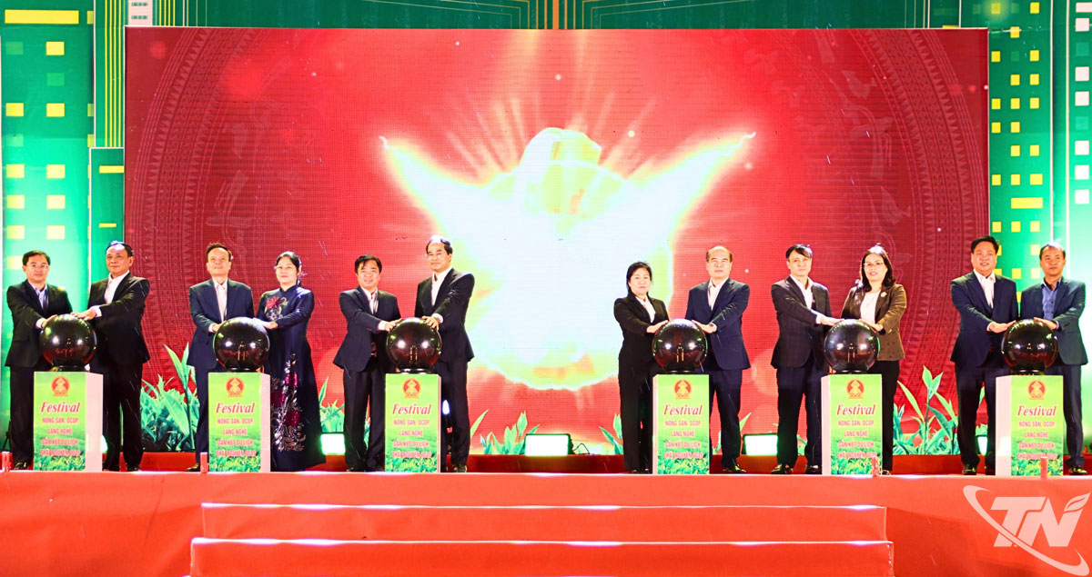 Các đồng chí lãnh đạo tỉnh thực hiện nghi thức Khai mạc “Festival Nông sản, OCOP, làng nghề gắn kết du lịch - Thái Nguyên 2025”