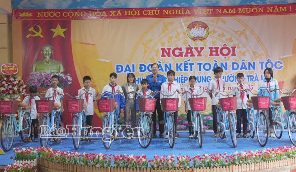 Lãnh đạo Tỉnh đoàn trao xe đạp tặng các học sinh nghèo vượt khó.