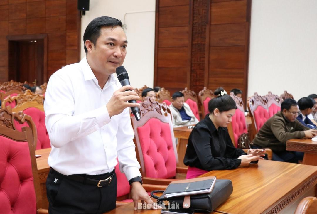 Bí thư Đảng ủy, Chủ tịch HĐND xã Buôn Đôn Nguyễn Công Dũng phát biểu ý kiến tại hội nghị.