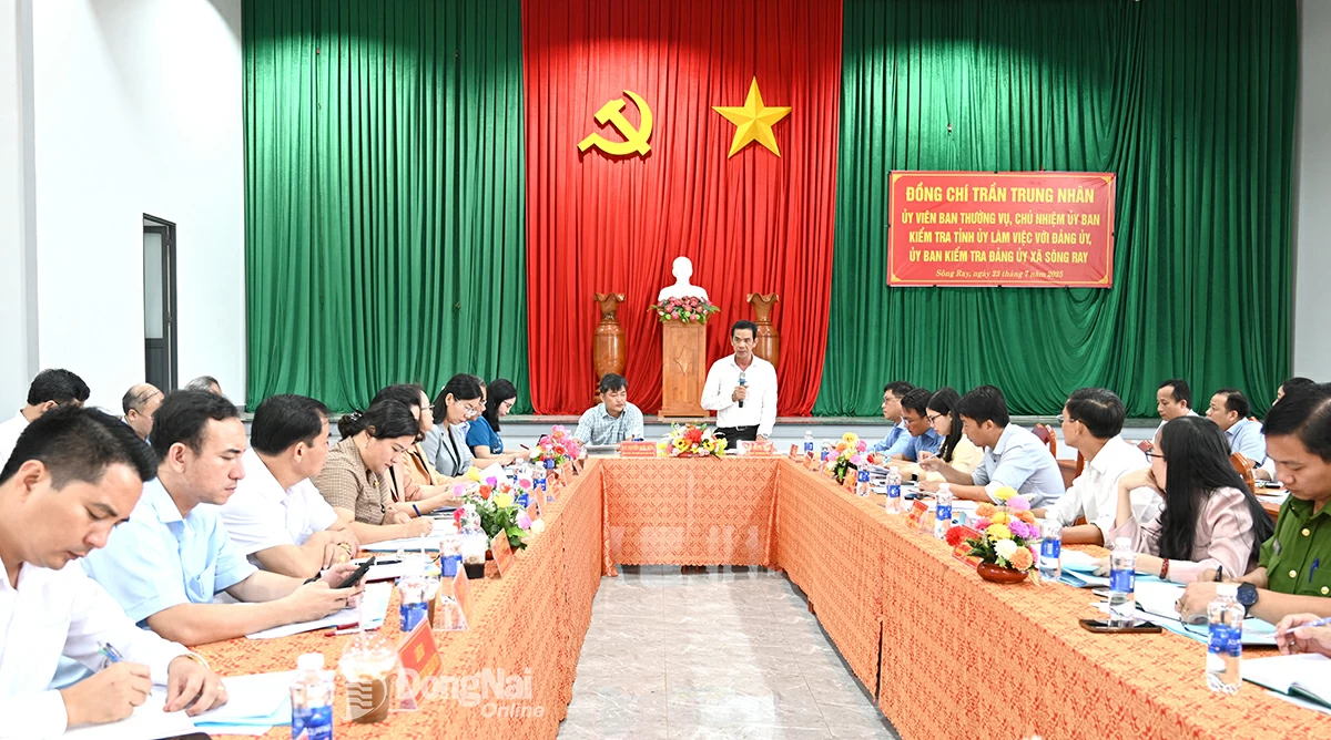 Đồng chí Trần Trung Nhân, Ủy viên Ban Thường vụ Tỉnh ủy, Chủ nhiệm Ủy ban Kiểm tra Tỉnh ủy kết luận buổi làm việc tại xã Sông Ray. Ảnh: Quốc Việt  
