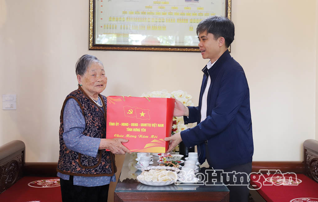 Đồng chí Trưởng ban Tuyên giáo và Dân vận Tỉnh ủy Nguyễn Văn Chiến trao quà tặng đảng viên Phạm Thị Hồng (thôn Trà Dương, xã Tống Trân). 