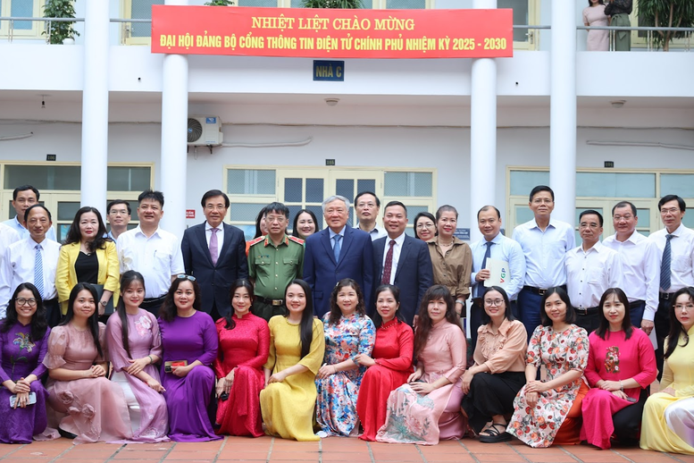 Phó Thủ tướng Thường trực Chính phủ thăm, chúc mừng Cổng TTĐT Chính phủ nhân kỷ niệm 100 năm Báo chí Cách mạng Việt Nam- Ảnh 4.