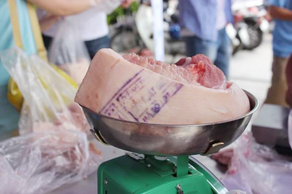 Thịt lợn bệnh lên mâm: Đừng bắt người tiêu dùng phải luôn thông thái- Ảnh 1.