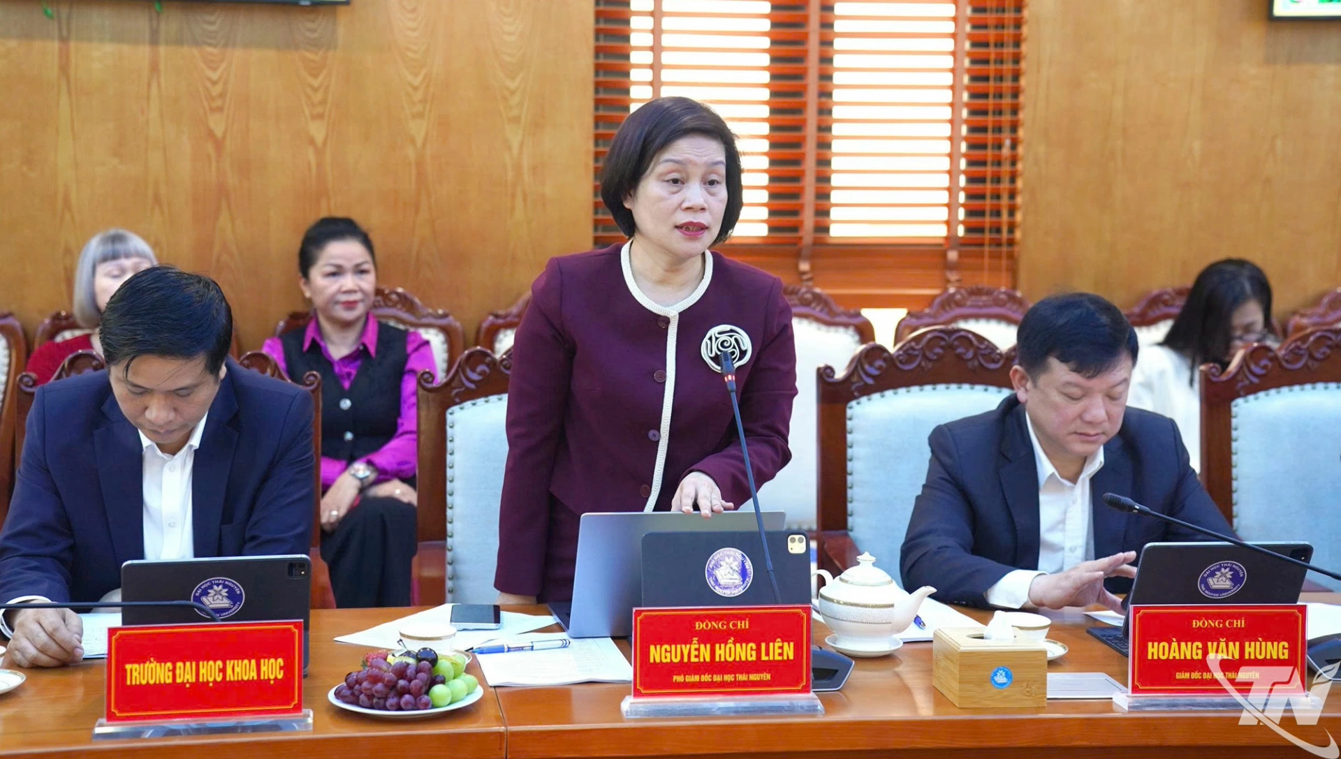 Đại diện Đại học Thái Nguyên báo cáo tại Hội nghị.