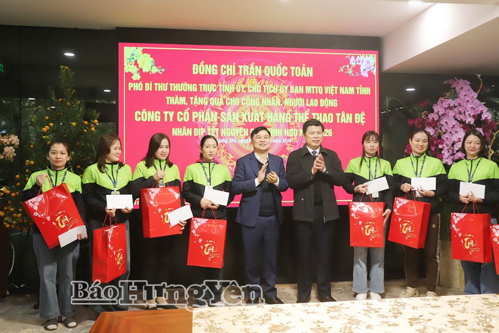 Đồng chí Trần Quốc Toản, Phó Bí thư Thường trực Tỉnh ủy, Chủ tịch Ủy ban MTTQ Việt Nam tỉnh và đồng chí Phạm Văn Nghiêm, Phó Chủ tịch UBND tỉnh trao quà tặng công nhân, người lao động Công ty Cổ phần sản xuất hàng thể thao Tân Đệ.
