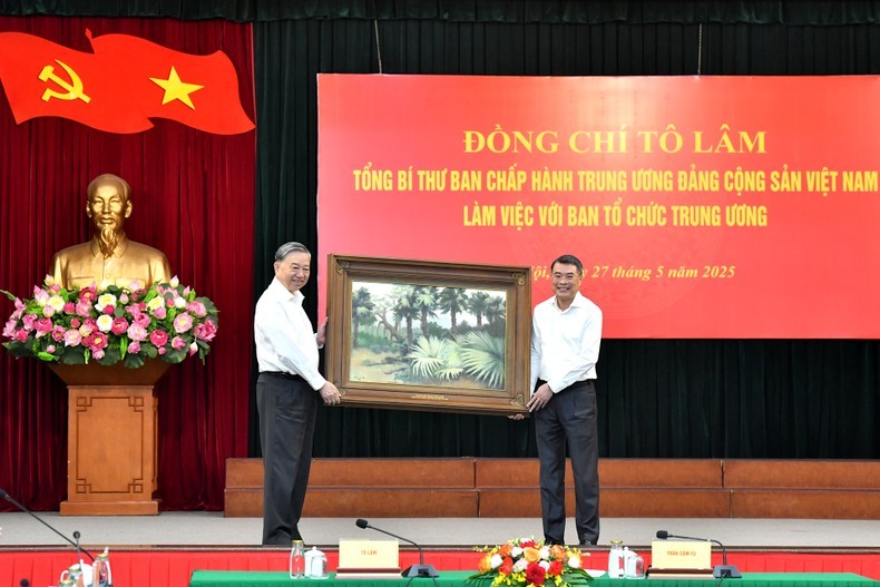 Trưởng Ban Tổ chức Trung ương Lê Minh Hưng trao bức tranh tặng Tổng Bí thư Tô Lâm. (Ảnh: ĐĂNG KHOA) Trưởng Ban Tổ chức Trung ương Lê Minh Hưng trao bức tranh tặng Tổng Bí thư Tô Lâm. (Ảnh: ĐĂNG KHOA)