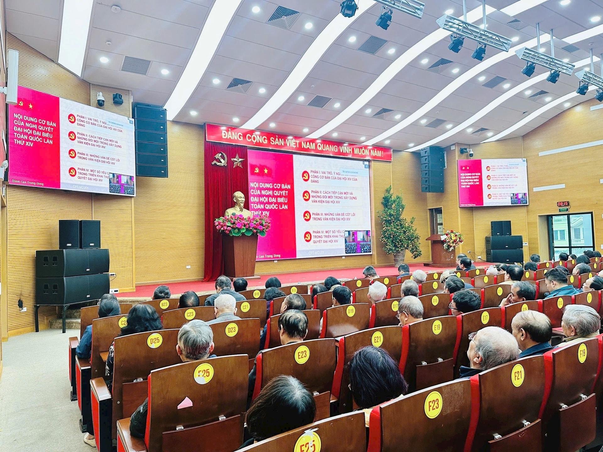 Cán bộ, đảng viên phường Đống Đa tham gia học tập, quán triệt Nghị quyết Đại hội XIV sáng 7-2. Ảnh: Nguyệt Ánh