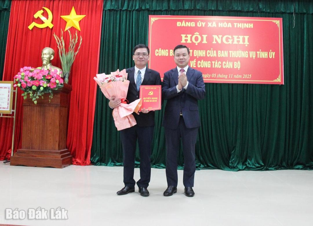 Phó Bí thư Đỗ Hữu Huy trao quyết định, tặng hoa chúc mừng cho đồng chí Phương Văn Lành.