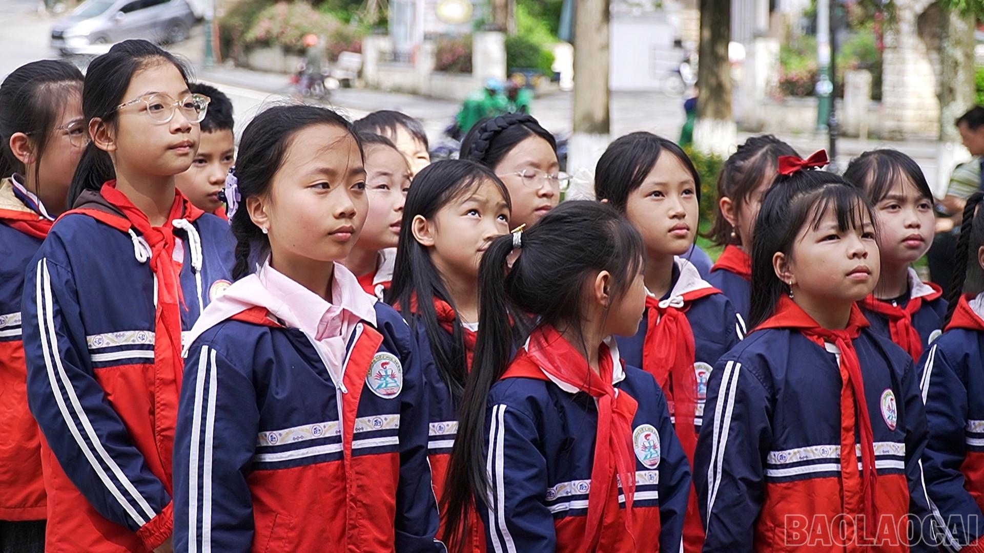 Học sinh báo công dâng Bác. baolaocai-br_3.jpg