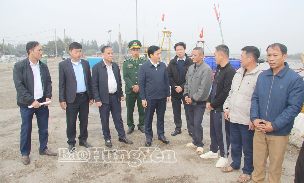Đồng chí Lại Văn Hoàn, Phó Chủ tịch UBND tỉnh thăm hỏi, động viên ngư dân tại cảng cá Cửa Lân.