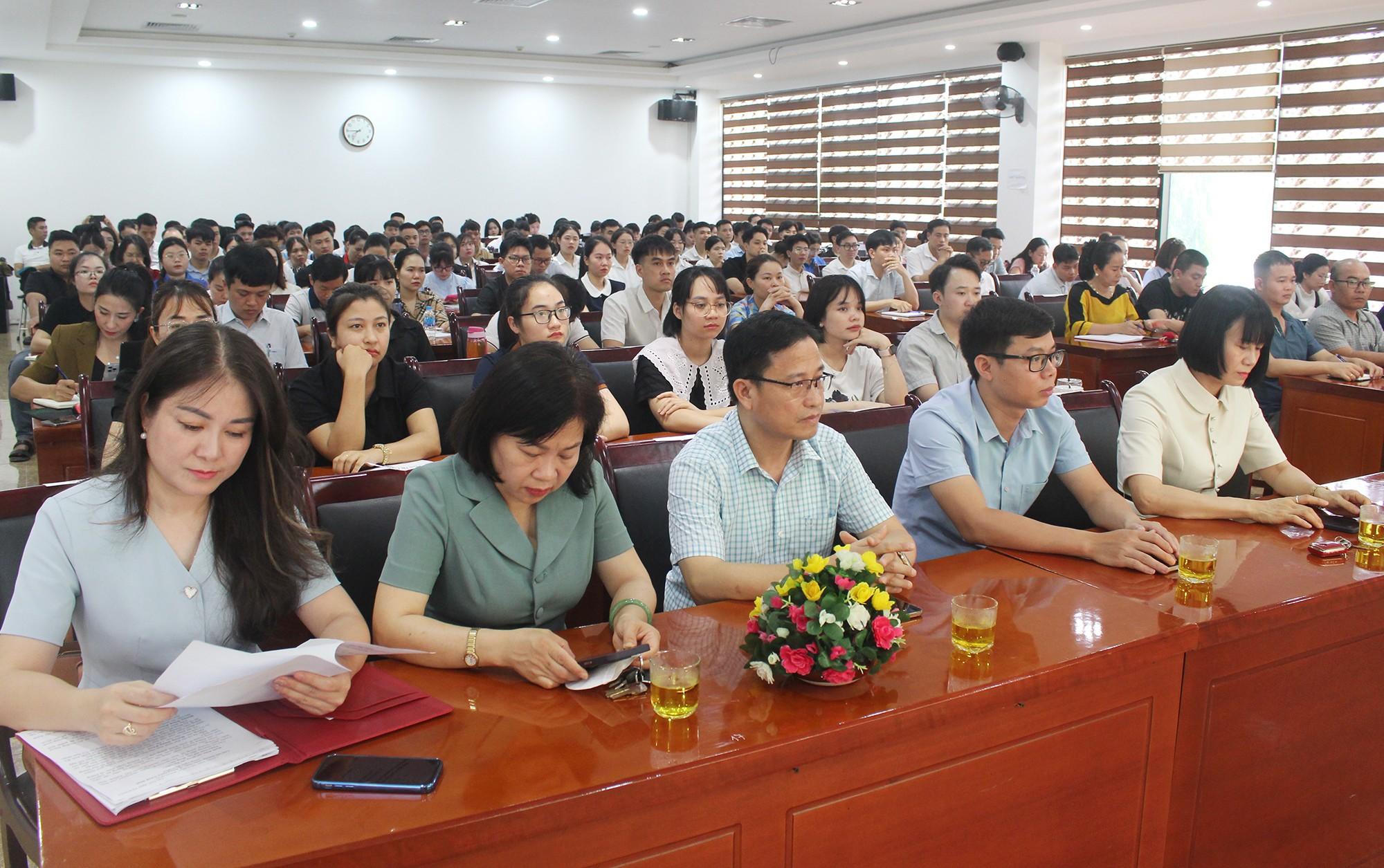 Đại biểu tham dự lớp bồi dưỡng. img-5723.jpg