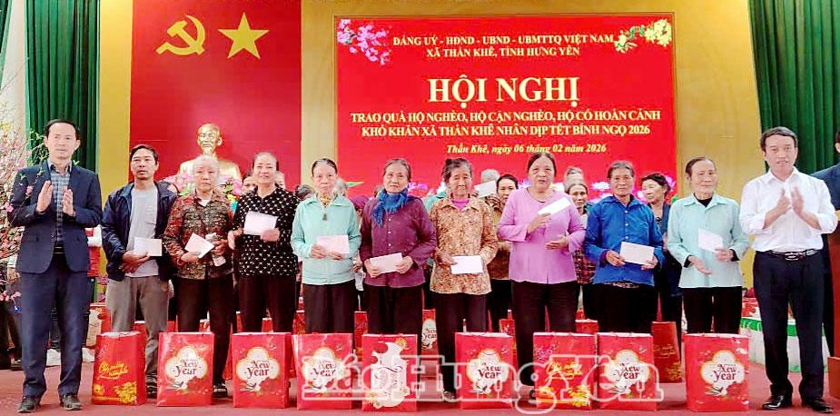 Lãnh đạo xã Thần Khê trao quà Tết cho các hộ nghèo, hộ có hoàn cảnh khó khăn.