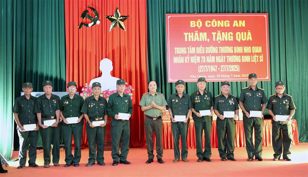 Thứ trưởng Đặng Hồng Đức tặng quà cho thương, bệnh binh tại Trung tâm điều dưỡng thương binh Nho Quan. 