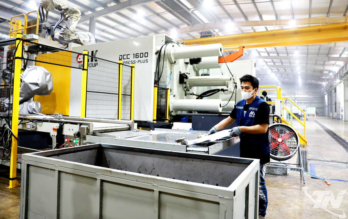 Sản xuất sản phẩm cơ khí tại Công ty TNHH BIGL Việt Bam (Khu công nghiệp Sông Công II).