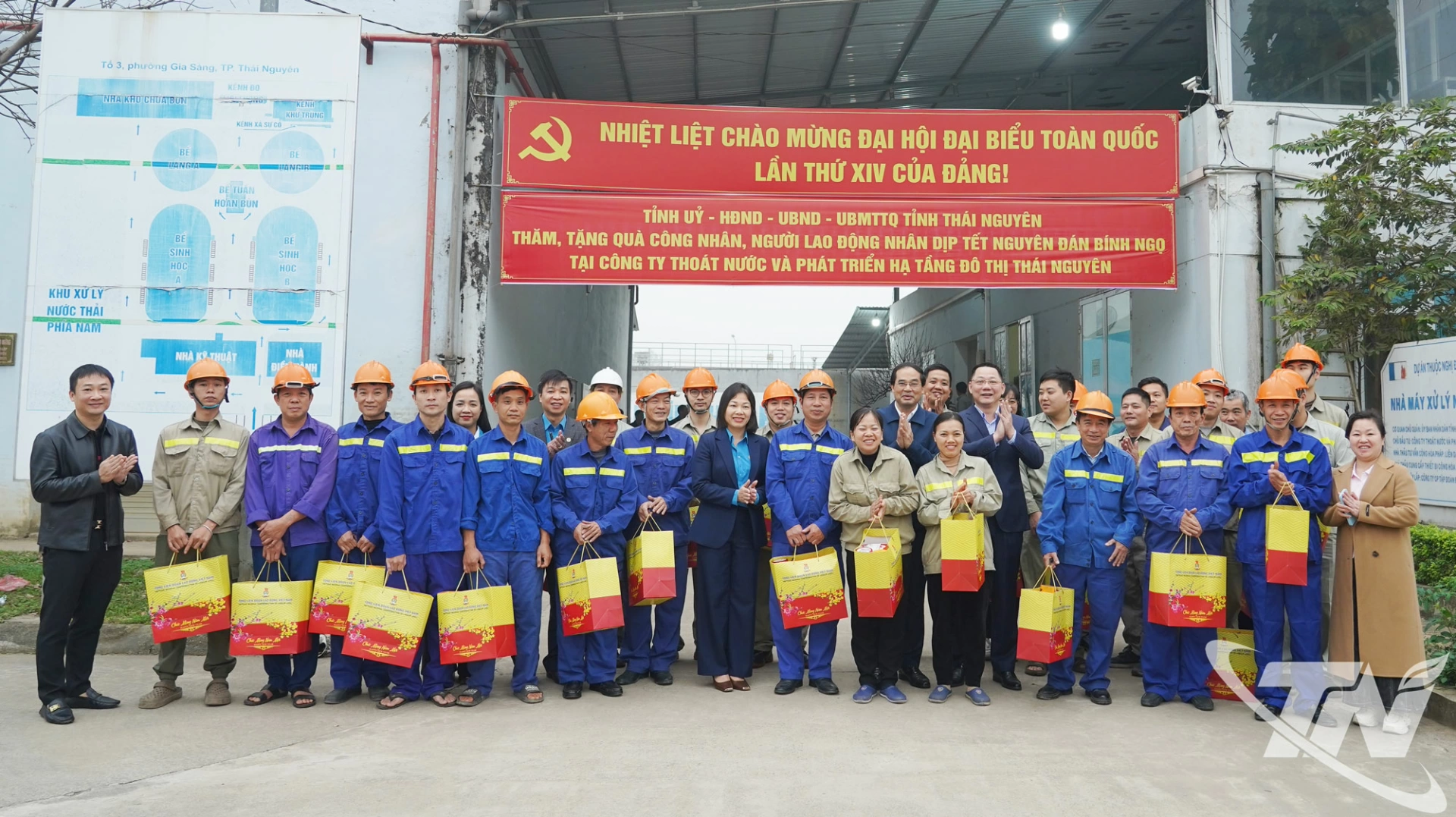 Đồng chí Bí thư Tỉnh ủy Trịnh Xuân Trường tặng quà, động viên người lao động Công ty.