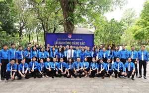 Nhà báo trẻ tiêu biểu thuộc Đoàn Thanh niên Chính phủ báo công dâng Bác