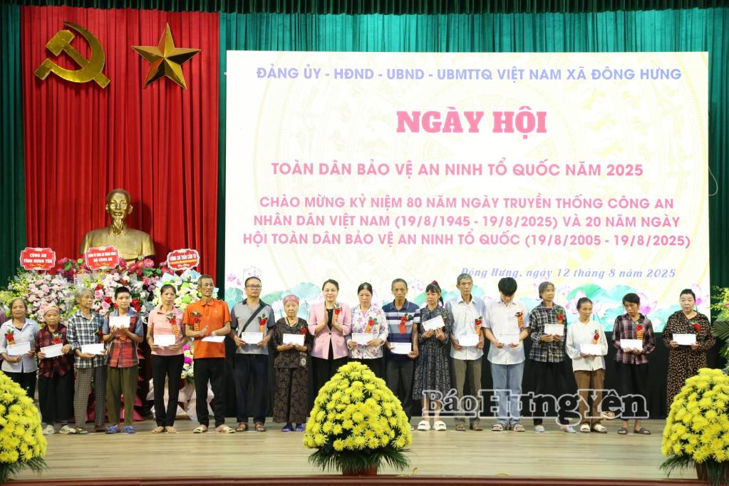 Đồng chí Nguyễn Thị Thu Hà, Ủy viên Ban Chấp hành Trung ương Đảng, Phó Chủ tịch, Tổng Thư ký Ủy ban Trung ương MTTQ Việt Nam tặng quà động viên hộ nghèo, hộ có hoàn cảnh khó khăn của xã Đông Hưng.