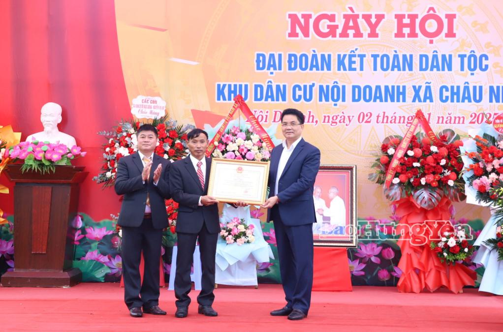 Phó Chủ tịch UBND tỉnh Lê Quang Hòa trao Bằng khen của Chủ tịch UBND tỉnh tặng Nhân dân khu dân cư Nội Doanh.