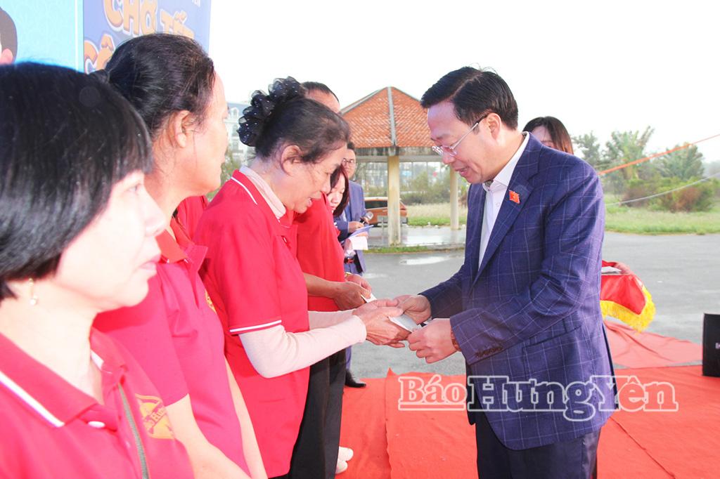 Đồng chí Nguyễn Đại Thắng, Phó Trưởng ban Công tác đại biểu thuộc Ủy ban Thường vụ Quốc hội trao quà Tết tặng người lao động có hoàn cảnh khó khăn.