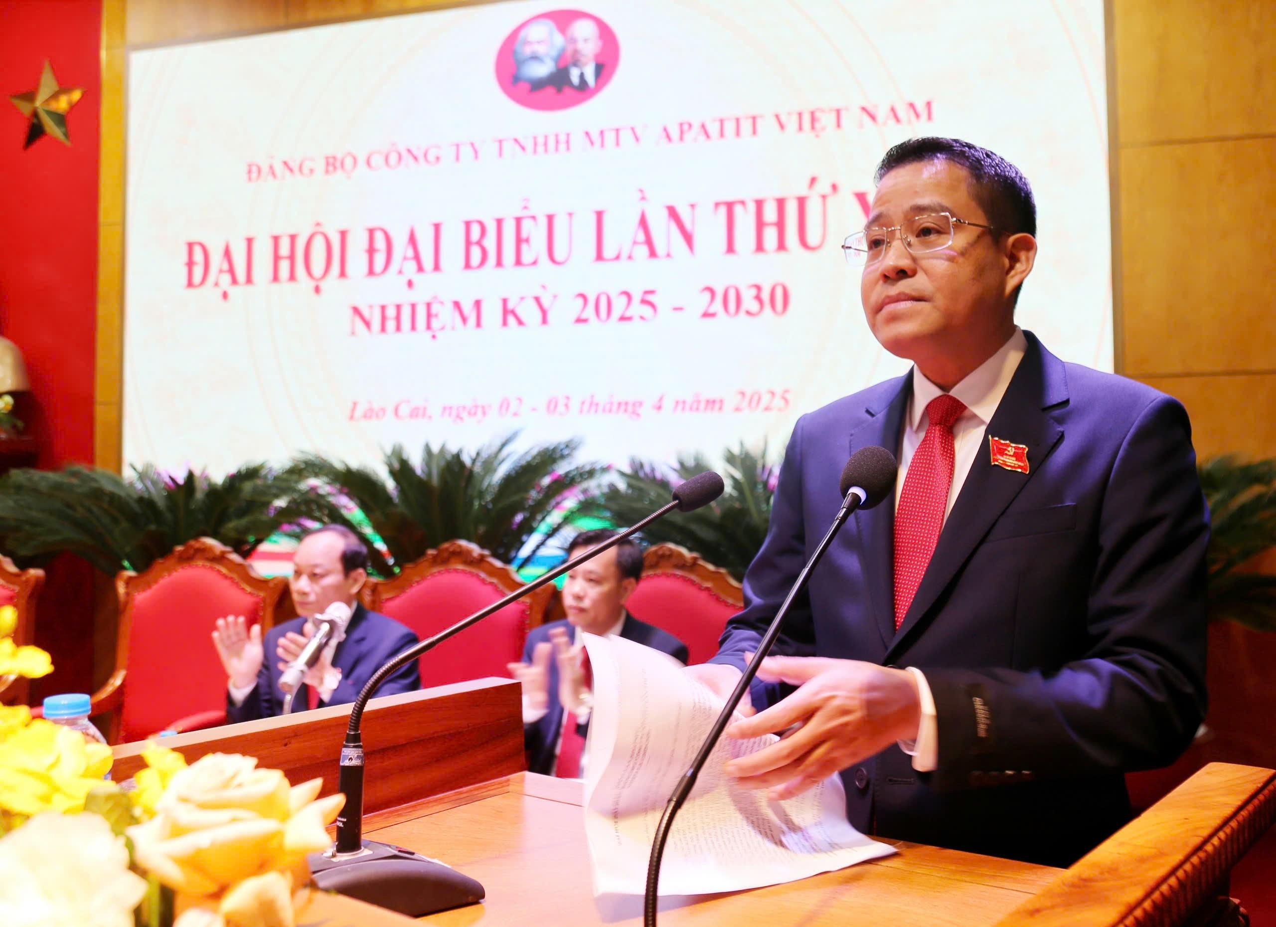 Đồng chí Nguyễn Văn Đông, Bí thư Đảng ủy, Tổng Giám đốc Công ty Apatit Việt Nam phát biểu tại đại hội. z6469500271621-90eafc8c403c9bf1accd1a9f52266e64.jpg
